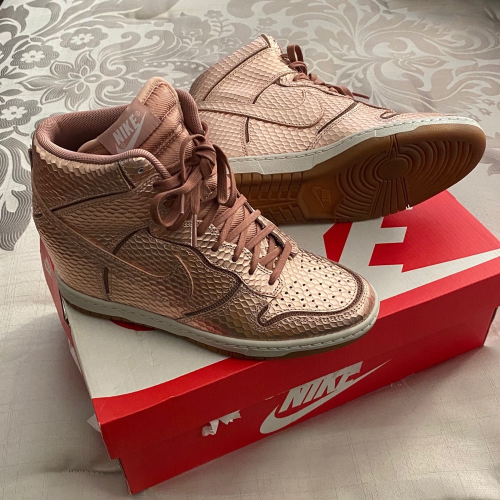 Nike women’s dunk ski hi cut out prm